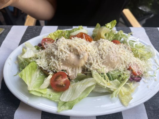 Сніданок з яйцем пашот і лососем